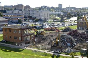 400-space parking lot to replace Medical Center Apartments